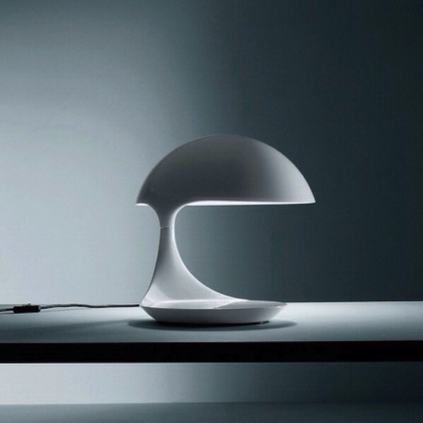 La lampe cobra de Elio Martinelli-Martinelli Luce- lampe design italienne blanche 