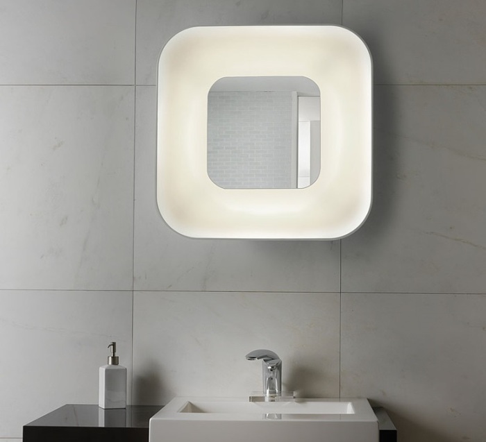 Une salle de bain chic et lumineuse avec des luminaires design adaptés !